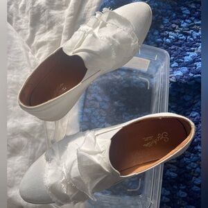 Seychelles Quake Ruffled Linen Sneakers size 10